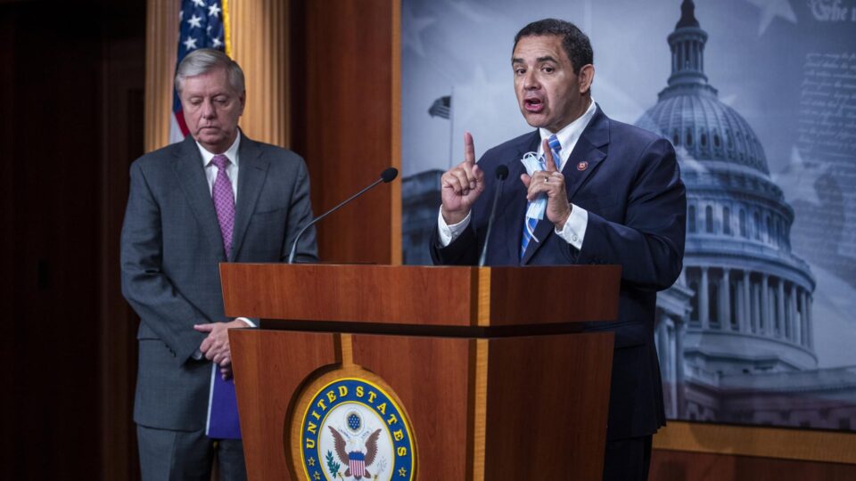 Trump concede indulto a congressista democrata “perseguido” pelo governo Biden