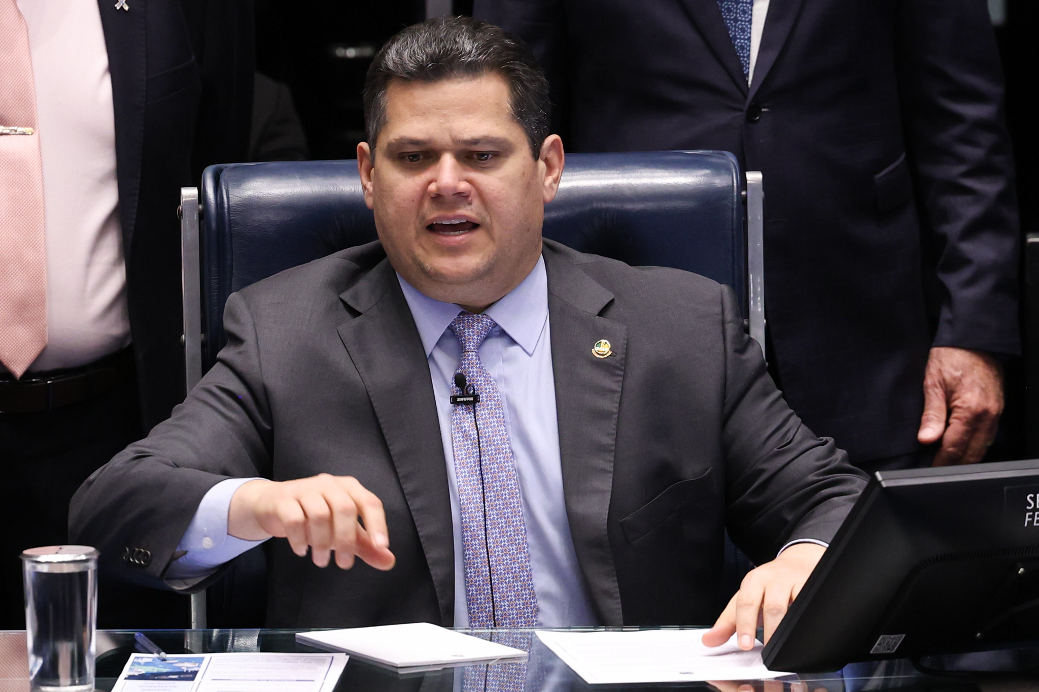 Alcolumbre critica decisão de Gilmar e diz que apenas o Legislativo pode alterar as regras do impeachment de ministros do STF.