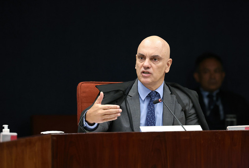 Moraes aponta para regras de visitação da PF e nega visita de Carlos a Jair Bolsonaro no domingo em que o vereador completa 43 anos.
