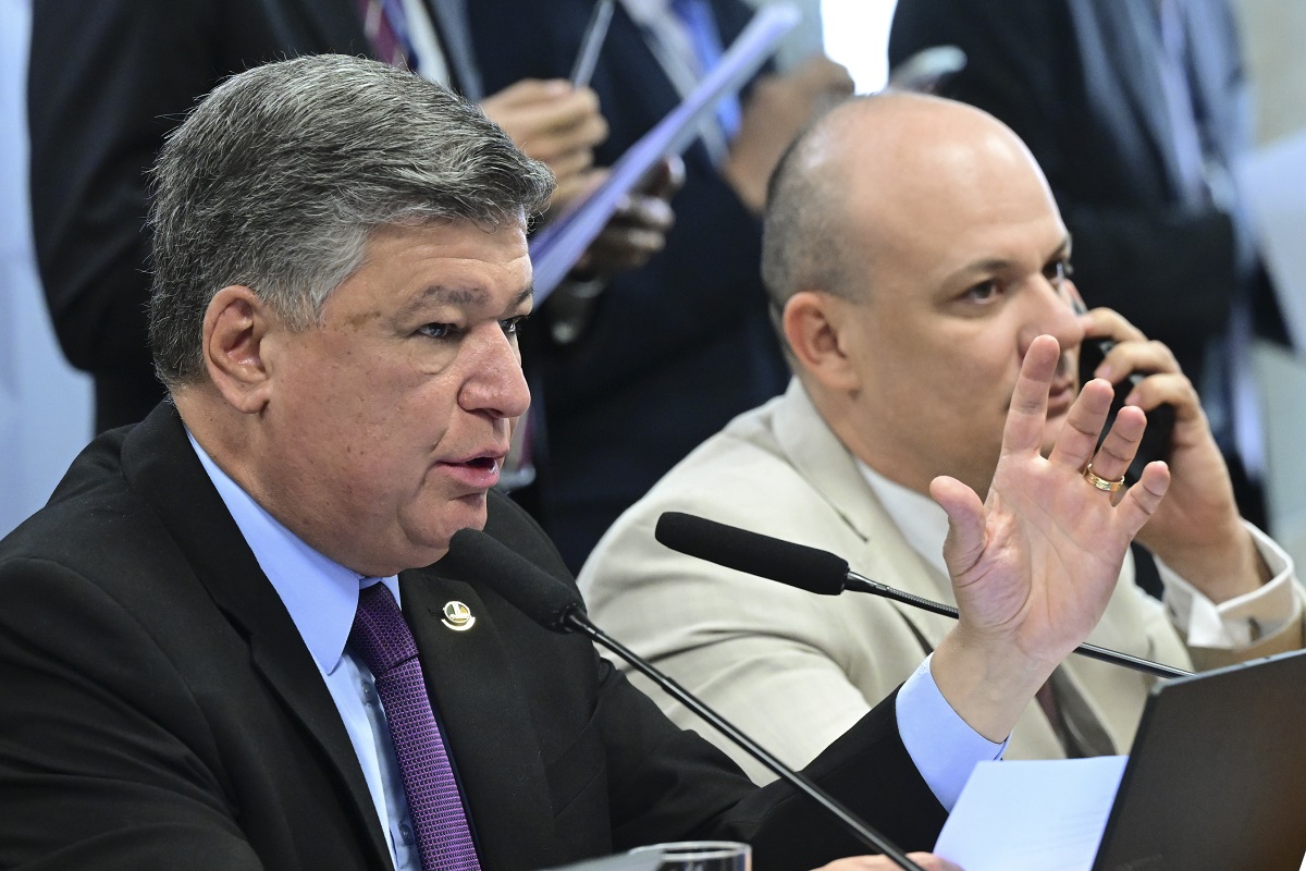 Presidente da CPMI do INSS, Carlos Viana, falou sobre as suspeitas que recaem sobre o filho do Lula