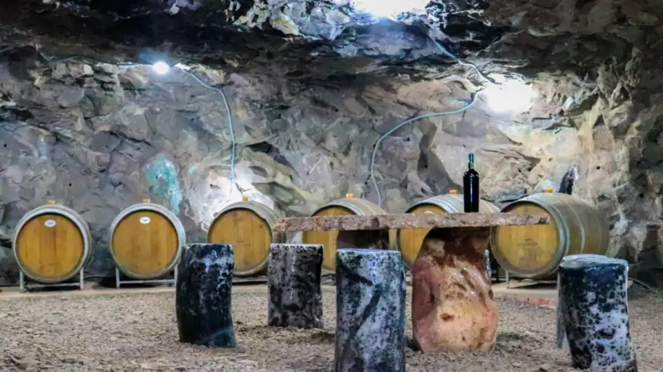 Entre túneis escavados em antigas minas, a vinícola transforma o subsolo roxo da região em adega natural — onde o vinho descansa ao lado de paredes forradas de ametista.