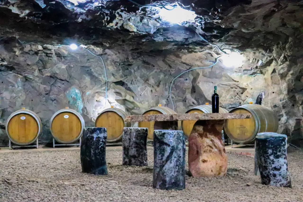 Entre túneis escavados em antigas minas, a vinícola transforma o subsolo roxo da região em adega natural — onde o vinho descansa ao lado de paredes forradas de ametista.