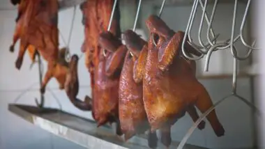 Carne de frango à venda em mercado de Guangzhou, na China: mundo está a uma mutação viral para pandemia de gripe aviária. Risco, no entanto, é considerado baixo