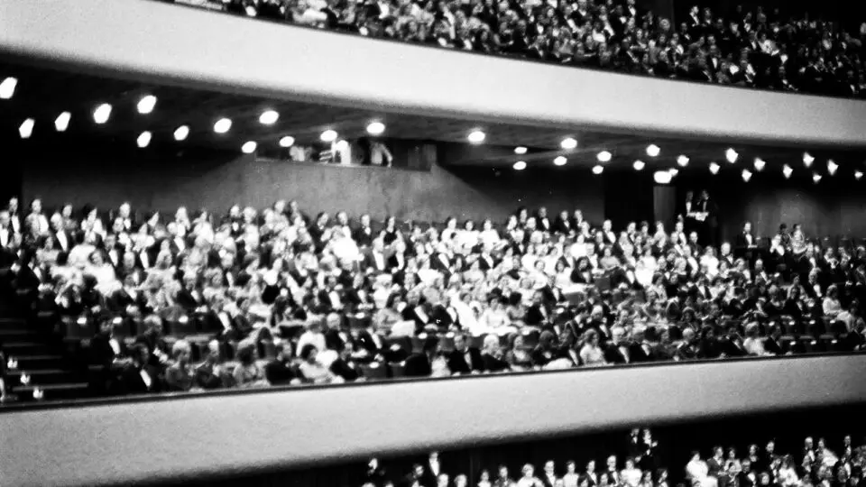 Imagem rara: público acompanha a abertura do Grande Auditório do Teatro Guaíra em 1974, ano da estreia de Paraná, de Todas as Gentes.