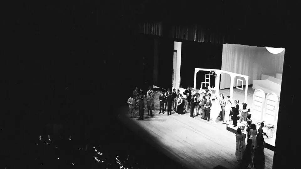 A inauguração do Grande Auditório do Teatro Guaíra, em 1974, durante o espetáculo Paraná, de Todas as Gentes, escrito por Paulo Vitola.