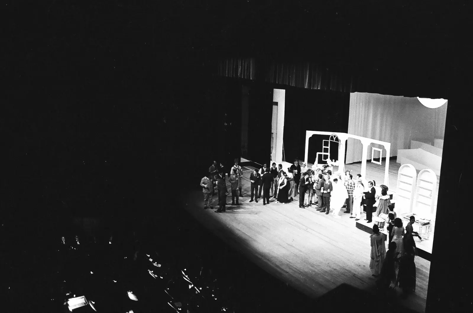 A inauguração do Grande Auditório do Teatro Guaíra, em 1974, durante o espetáculo Paraná, de Todas as Gentes, escrito por Paulo Vitola.