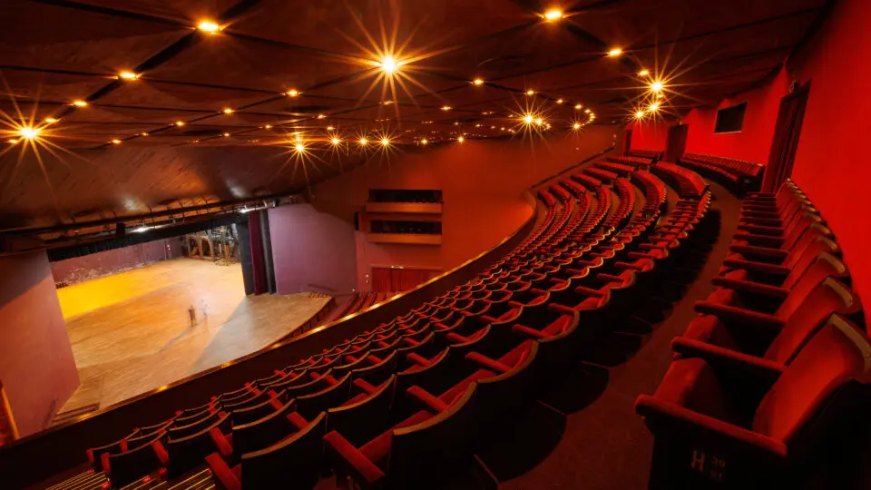 Interior do Grande Auditório do Teatro Guaíra, um dos maiores espaços cênicos da América Latina, reconhecido pela arquitetura modernista e pela excelência técnica.