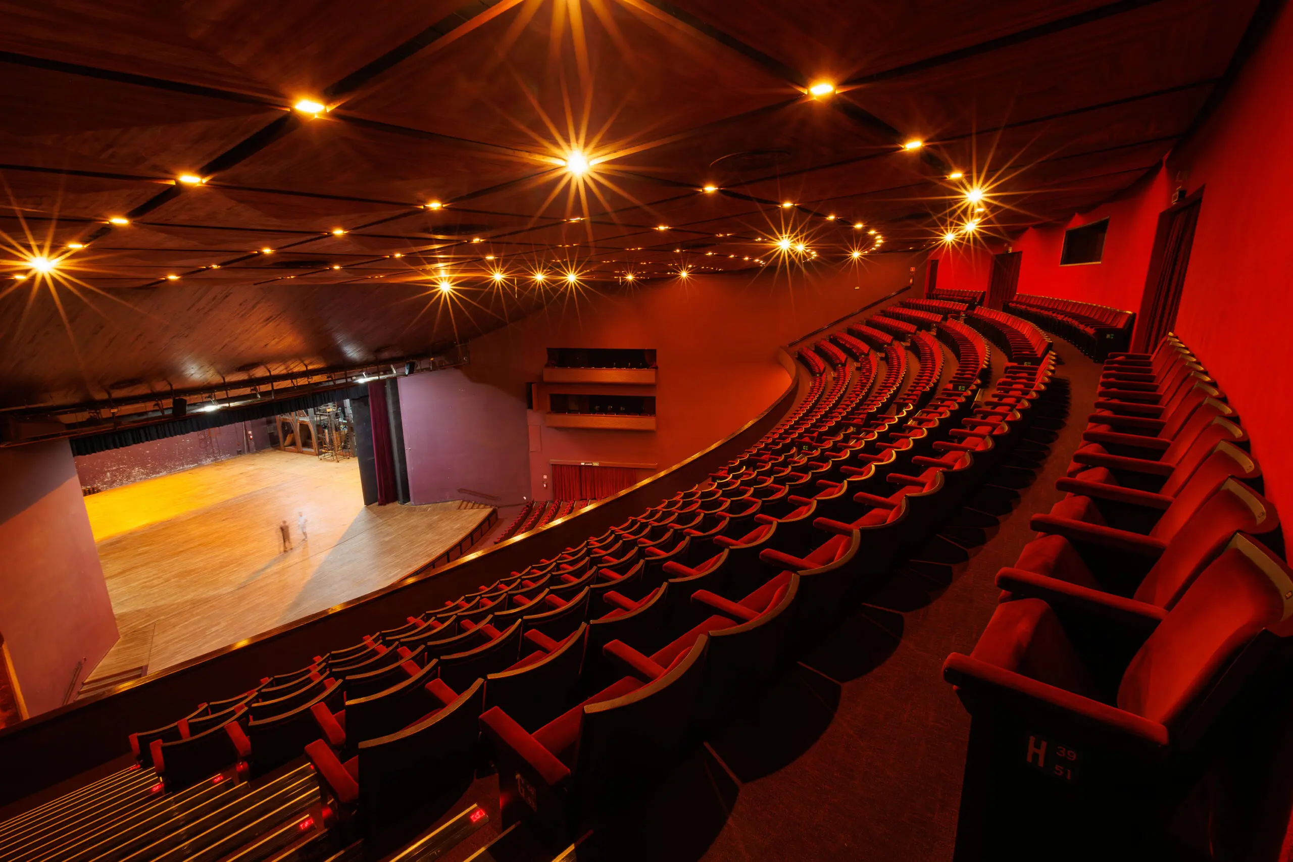 Interior do Grande Auditório do Teatro Guaíra, um dos maiores espaços cênicos da América Latina, reconhecido pela arquitetura modernista e pela excelência técnica.