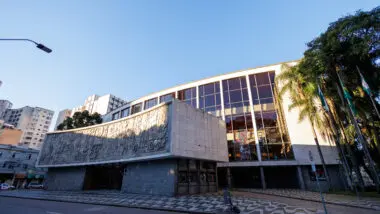 Fachada do Teatro Guaíra, em Curitiba, marco da arquitetura modernista brasileira e sede de um dos mais importantes complexos culturais do país.