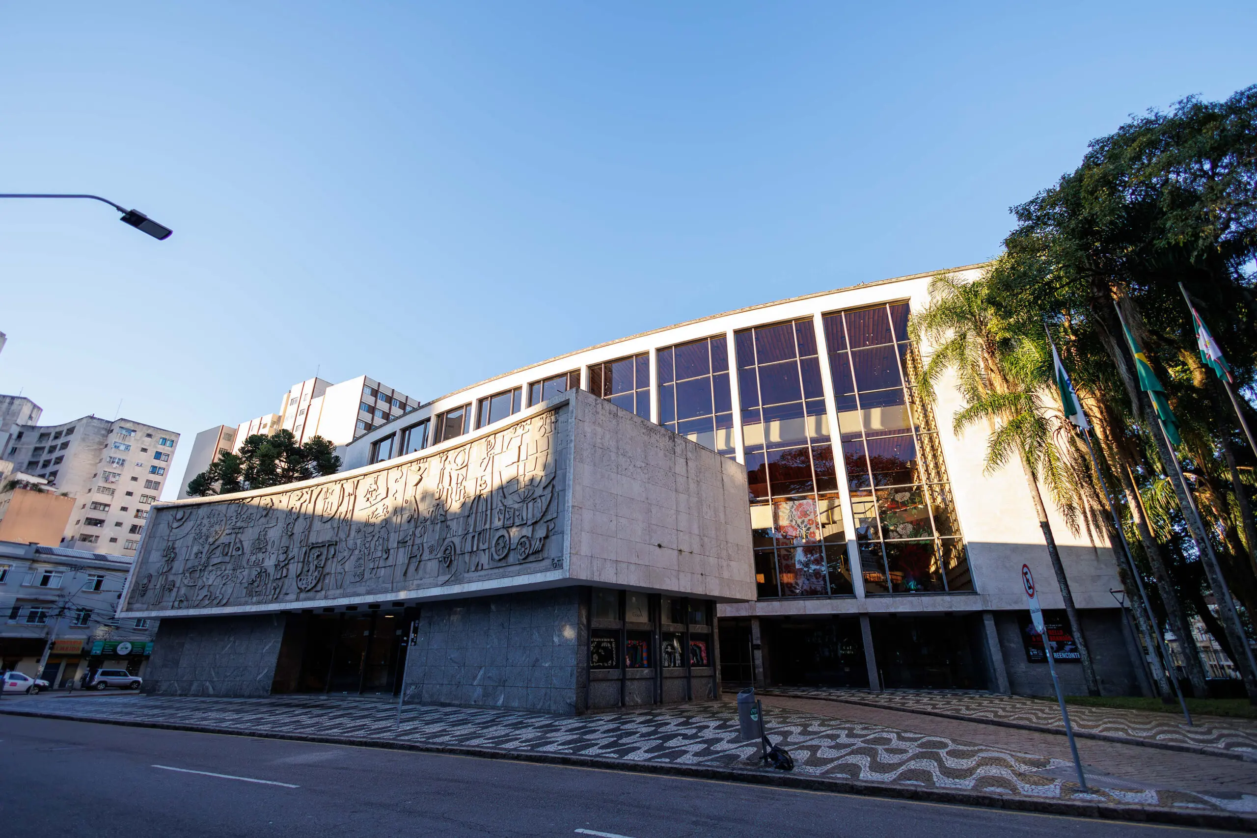 Fachada do Teatro Guaíra, em Curitiba, marco da arquitetura modernista brasileira e sede de um dos mais importantes complexos culturais do país.
