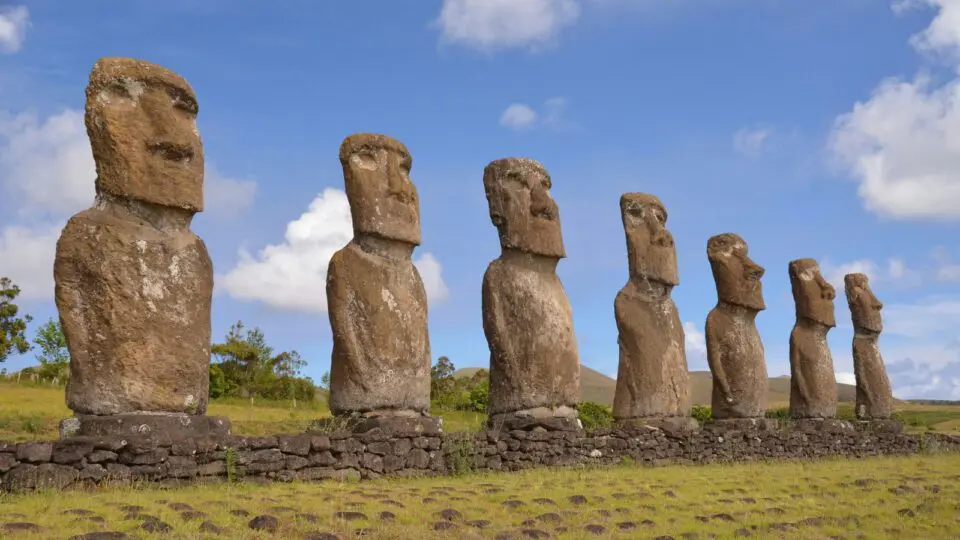 Estátuas Moai, na Ilha de Páscoa, localizada no Chile.