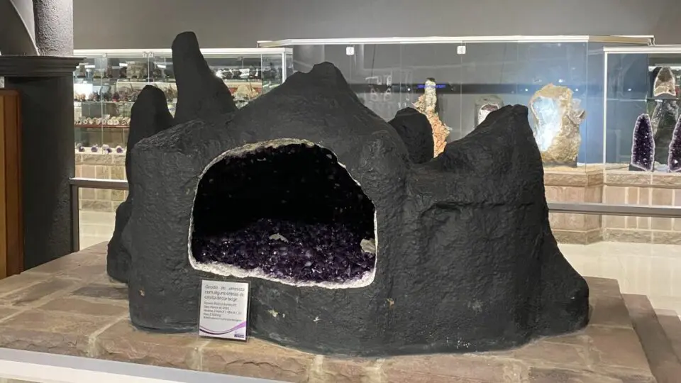 O geodo descoberto em 2002 revelou um coração roxo escondido havia milhões de anos: uma cavidade perfeita, recheada de cristais de ametista.