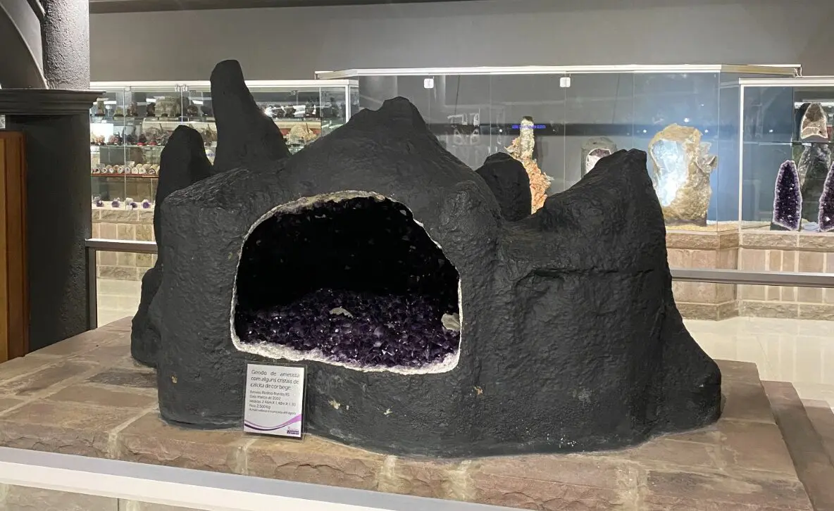 O geodo descoberto em 2002 revelou um coração roxo escondido havia milhões de anos: uma cavidade perfeita, recheada de cristais de ametista.