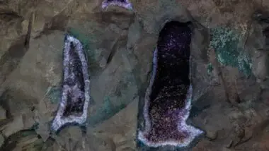 Em Ametista do Sul, o subsolo vira cenário: geodos gigantes, templos revestidos de cristal e minas transformadas em vinícolas e restaurantes revelam a cidade onde a terra brilha em tons de roxo.