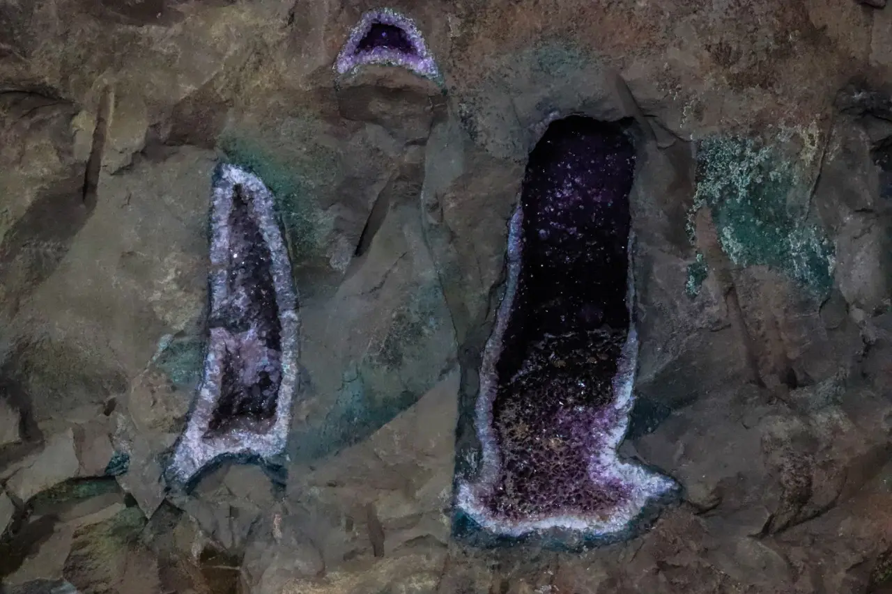 Em Ametista do Sul, o subsolo vira cenário: geodos gigantes, templos revestidos de cristal e minas transformadas em vinícolas e restaurantes revelam a cidade onde a terra brilha em tons de roxo.