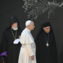 Harissa (Lebanon), 01/12/2025.- Pope Leo XIV (C) during an ecumenical and interreligious meeting in the Martyrs Square in Beirut, Lebanon, 01 December 2025. Pope Leo XIV is on his first apostolic visit outside Italy since his election as pontiff. He visited Turkey from 27 November and continues his journey to Lebanon from 30 November until 02 December. (Papa, Italia, Líbano, Turquía) EFE/EPA/ALESSANDRO DI MEO Imagem referente a matéria