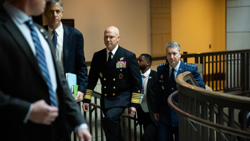 Almirante diz a parlamentares que secretário de Trump não deu ordem para “matar todos” em ataque no Caribe