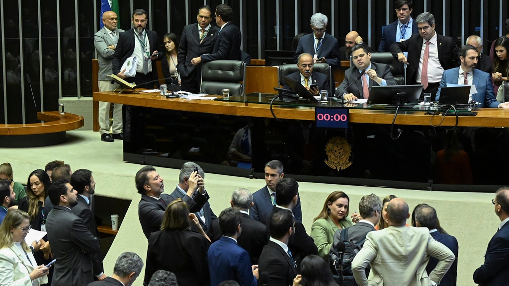 Texto-base prevê pagamento de 65% das emendas parlamentares até a metade do ano e desconto de R$ 55 bilhões em precatórios.