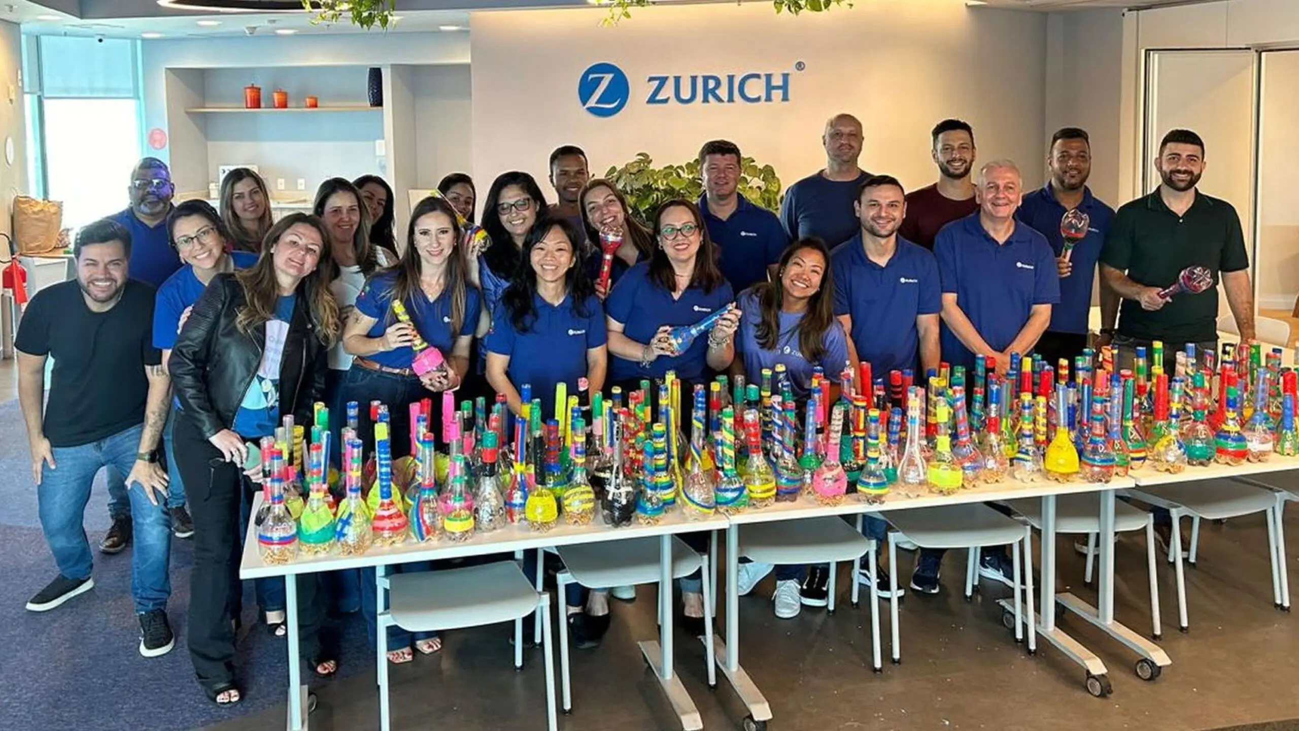 Equipes da Zurich Seguros em ações de voluntariado. Companhia libera 5 dias por ano para ações sociais.