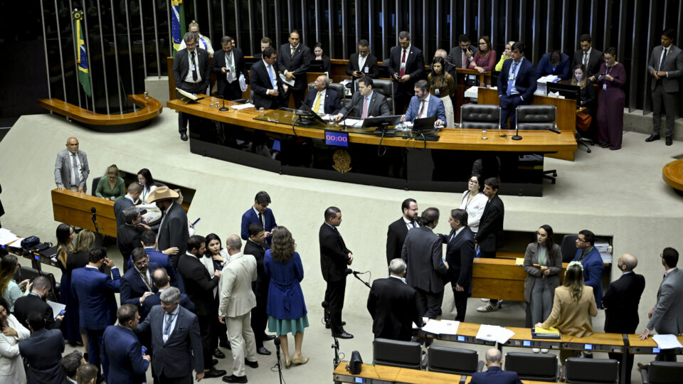 Congresso aprova reajuste para manter cotas bilionárias aos partidos