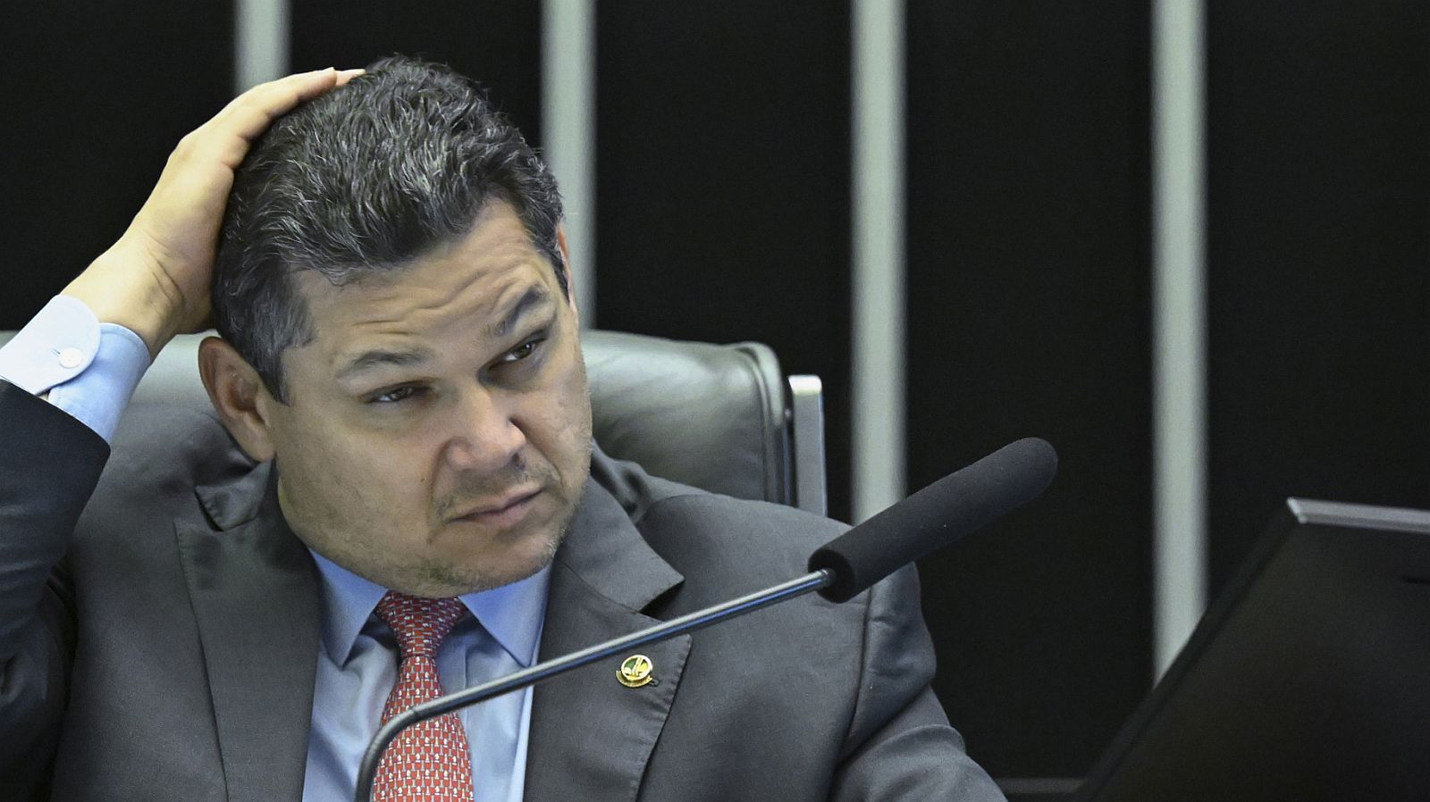 Davi Alcolumbre cancelou sabatina de Jorge Messias, que tinha sido marcada para 10 de dezembro.
