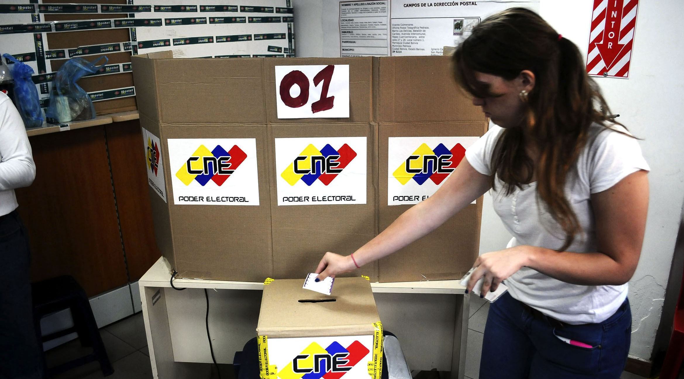 Mulher vota na eleição presidencial da Venezuela, em abril de 2013.