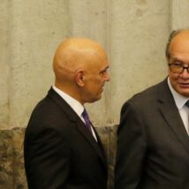 Moraes defende mais salário para juízes; Gilmar decreta um direito a menos para o cidadão Alexandre de Moraes e Gilmar Mendes, ministros do STF.