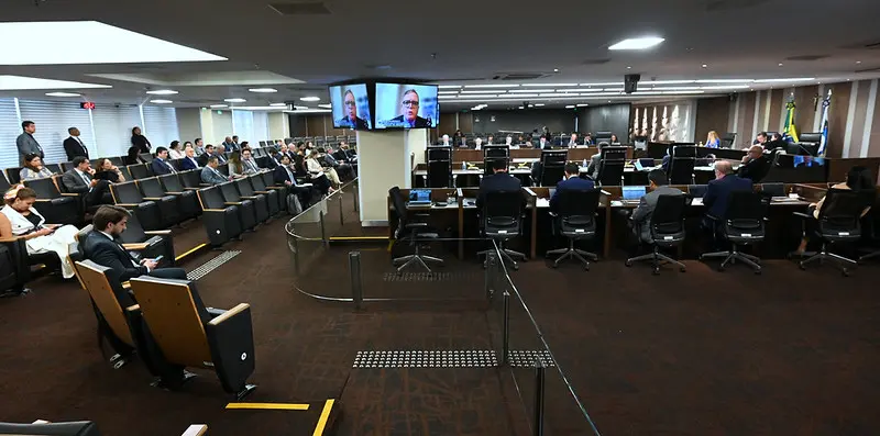 Mesmo com derrubada de adicional após repercussão negativa, Senado cria novo penduricalho a servidores do TCU.