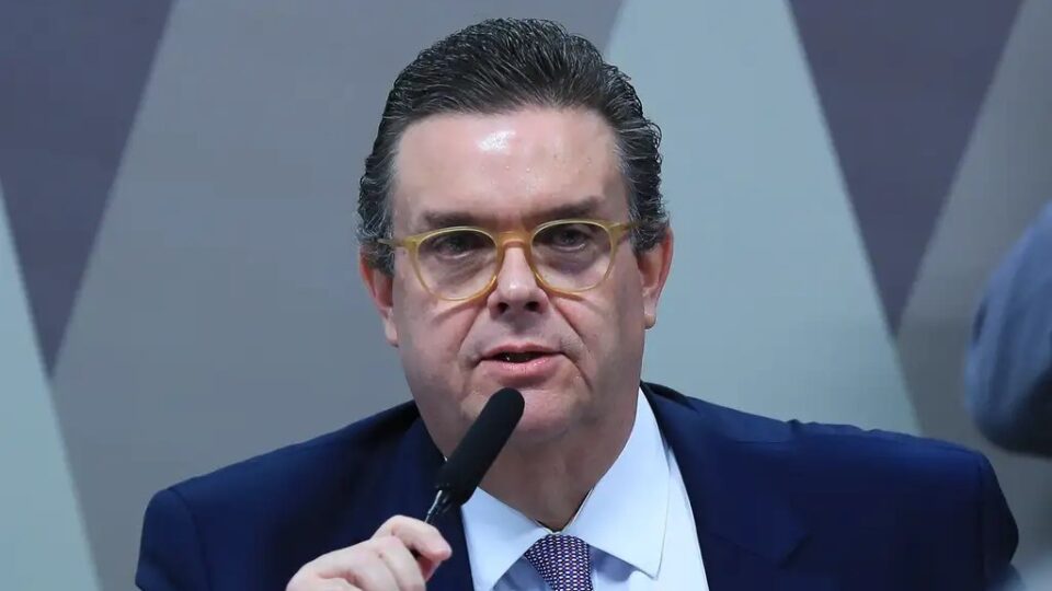 Senador pede investigação de ex-presidente do INSS por suposto favorecimento em licitação