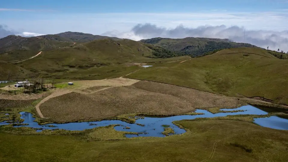 Vista aérea da Serra do Araçatuba e Campos do Quiriri.