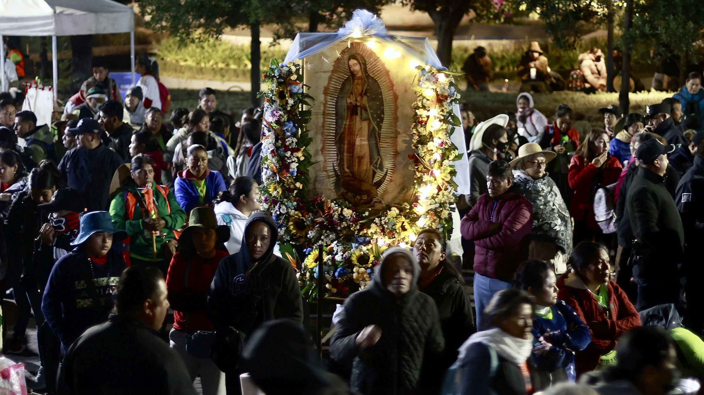 Procissão em homenagem a Nossa Senhora de Guadalupe no México: população religiosa convive com laicismo exacerbado na lei do país.