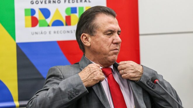 Ministro desiste de candidatura a deputado após convite de Lula para continuar na Esplanada