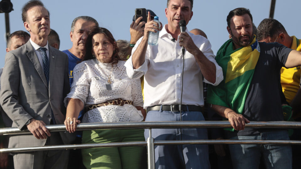 Bolsonaro escolhe Flavio como candidato para 2026; dólar sobe