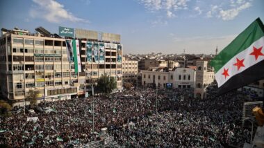 População de Hama comemora nesta sexta-feira (5) o primeiro aniversário da libertação da cidade síria Imagem referente a matéria