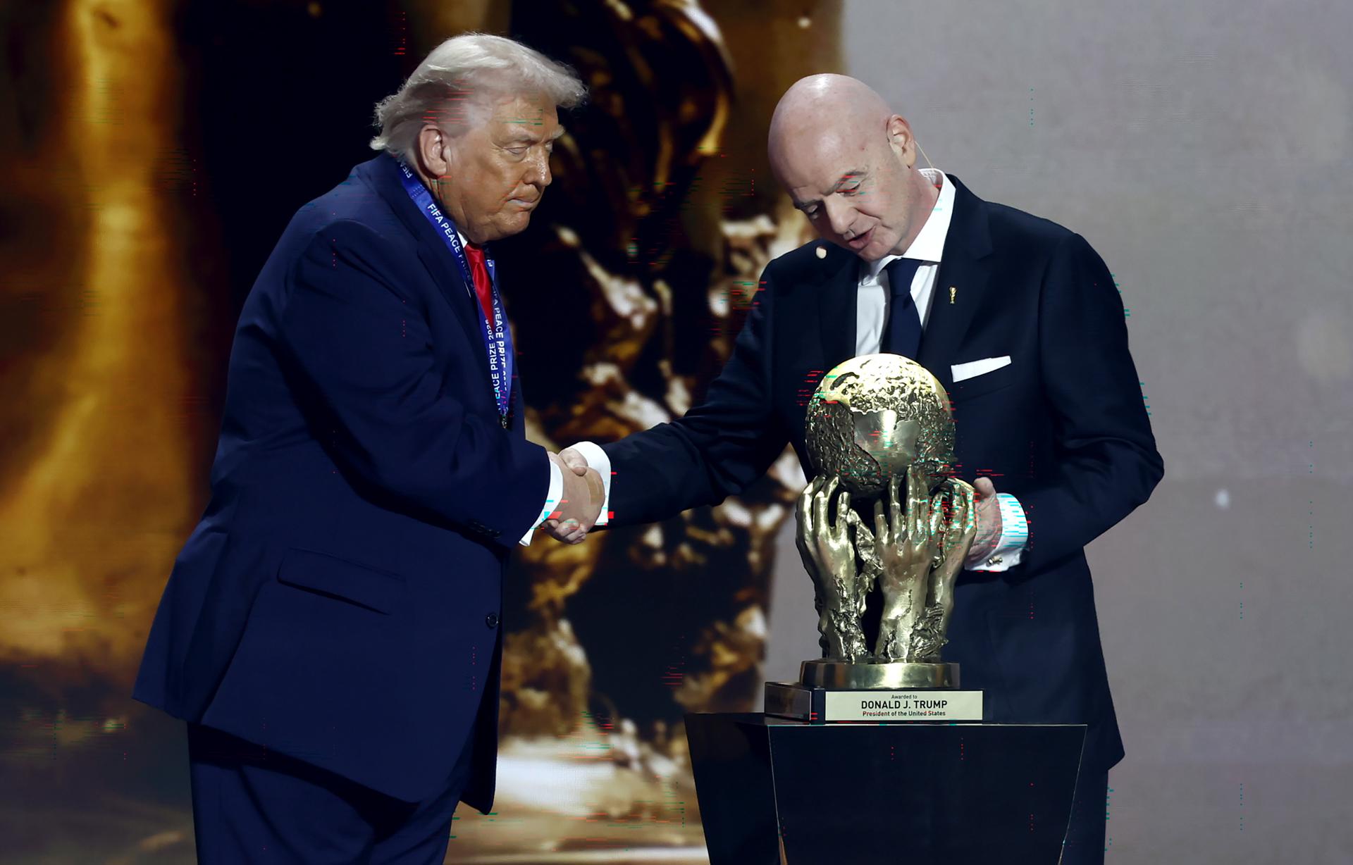 O presidente dos Estados Unidos, Donald Trump, recebendo o prêmio da paz da FIFA.