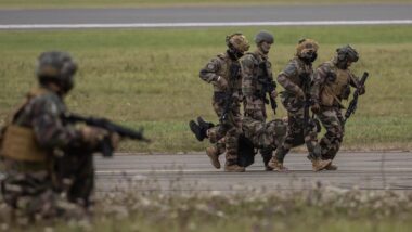 Militares franceses durante exercício. Imagem referente a matéria