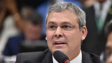 Líder do PT diz que Bolsonaro escolheu Flávio para evitar “morte” política; Boulos ironiza