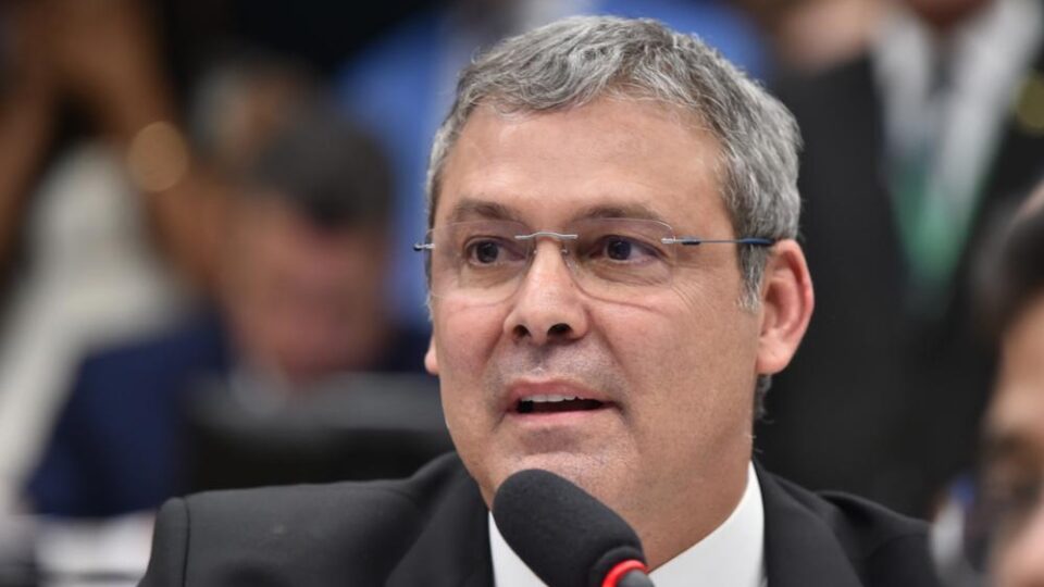 Líder do PT diz que Bolsonaro escolheu Flávio para evitar “morte” política; Boulos ironiza