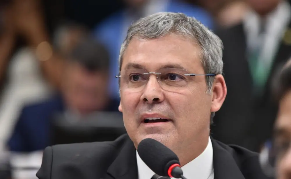 Líder do PT diz que Bolsonaro escolheu Flávio para evitar “morte” política; Boulos ironiza