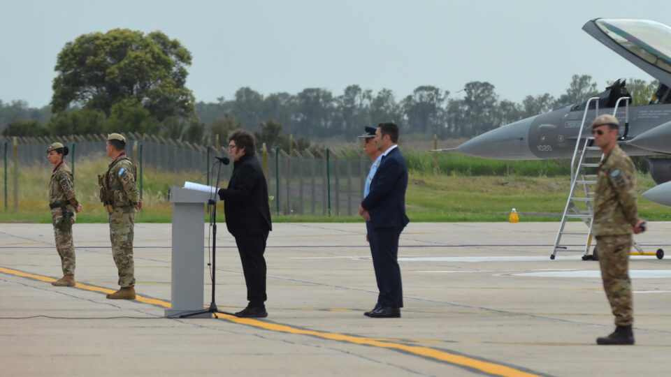 Governo de Milei cria órgão para contestar informações consideradas falsas na imprensa