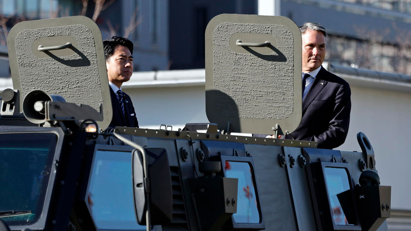 Os ministros da Defesa do Japão Shinjiro Koizumi, e da Austrália, Richard Marles, participam de inspeção de veículos militares em Tóquio.