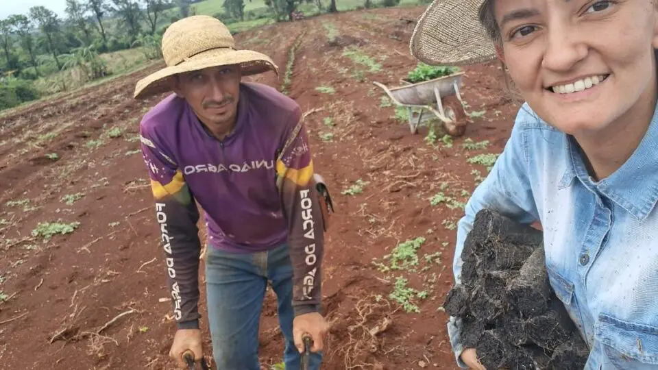 Flávia Rosa e o marido Walter cuidam de 70 mil pés de café, na região Norte do Paraná. Recentemente ganharam o prêmio de Melhor Café Natural no Concurso Café Qualidade 2025.
