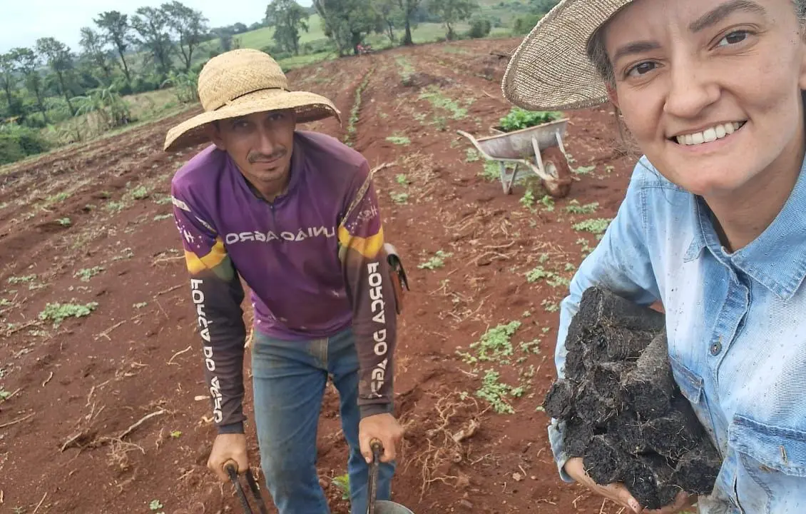 Flávia Rosa e o marido Walter cuidam de 70 mil pés de café, na região Norte do Paraná. Recentemente ganharam o prêmio de Melhor Café Natural no Concurso Café Qualidade 2025.