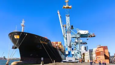 Movimentação de cargas no Porto de Itajaí (SC): governo aposta na elevação do Imposto de Importação para arrecadar R$ 14 bilhões extras em 2026.