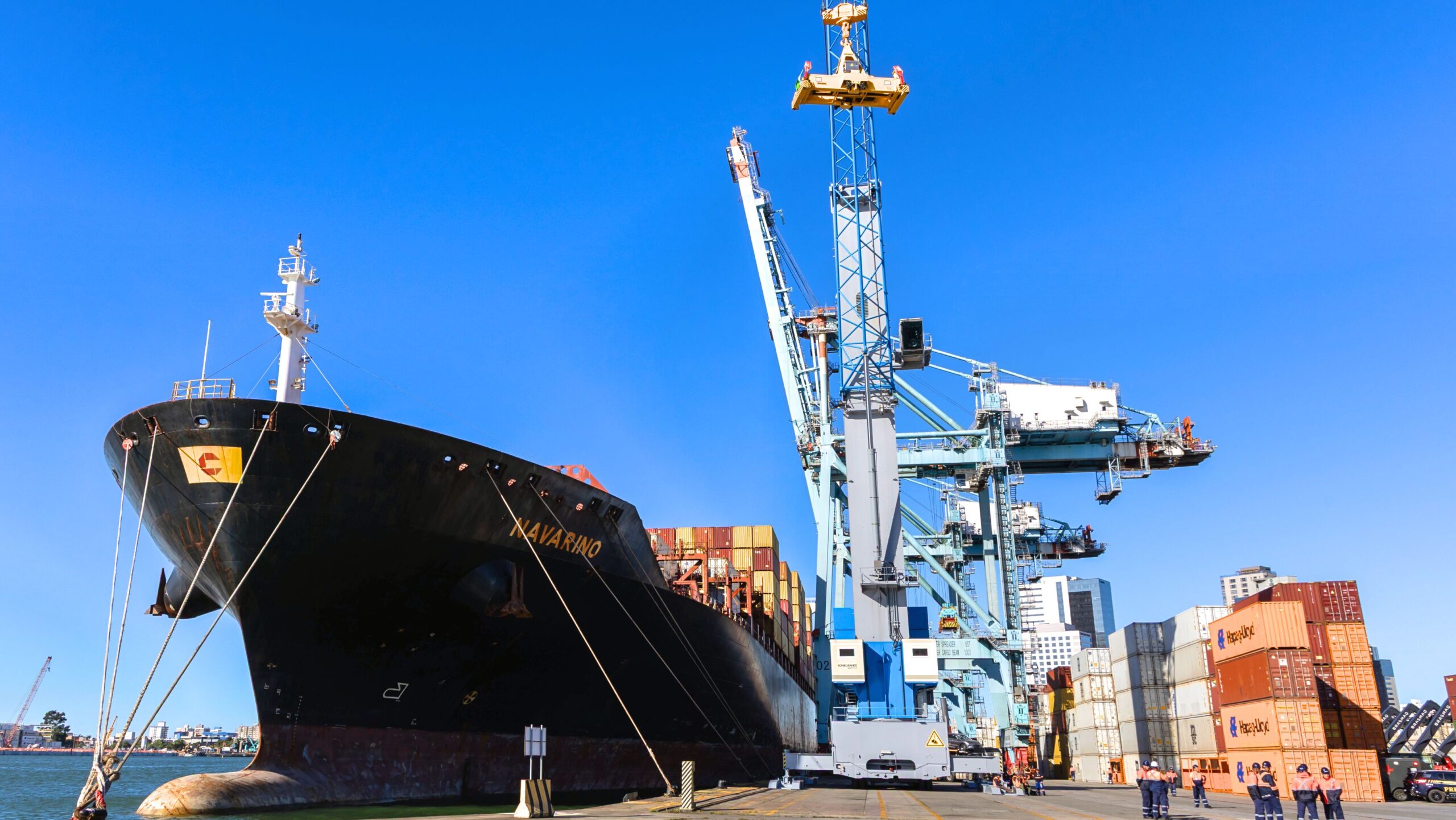 Movimentação de cargas no Porto de Itajaí (SC): governo aposta na elevação do Imposto de Importação para arrecadar R$ 14 bilhões extras em 2026.