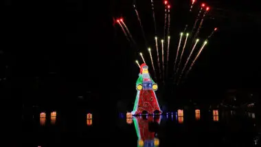 Em Londrina, o Papai Noel gigante — 27 metros e brilho de 450 mil LEDs — conquista o Guinness e transforma o Lago Igapó em vitrine mundial.