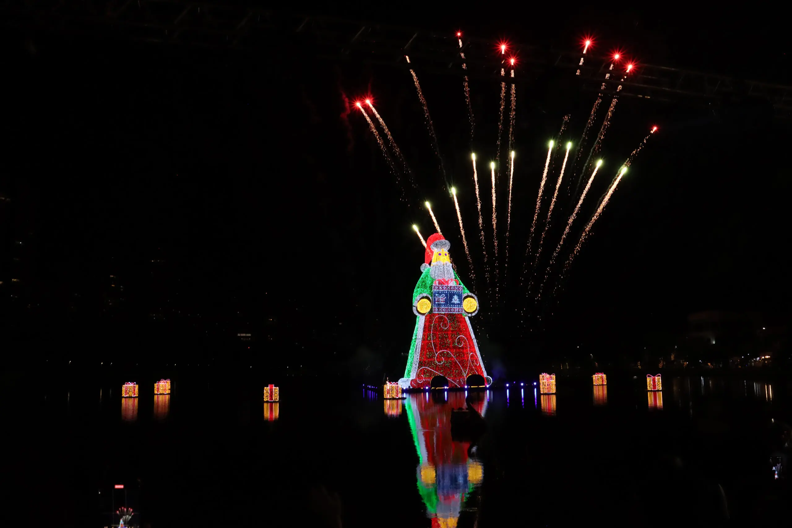 Em Londrina, o Papai Noel gigante — 27 metros e brilho de 450 mil LEDs — conquista o Guinness e transforma o Lago Igapó em vitrine mundial.
