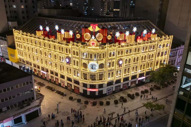 O Palácio Avenida acende sua tradição: 90 crianças e 105 mil luzes fazem do coral um dos momentos mais emocionantes do Natal do Paraná.