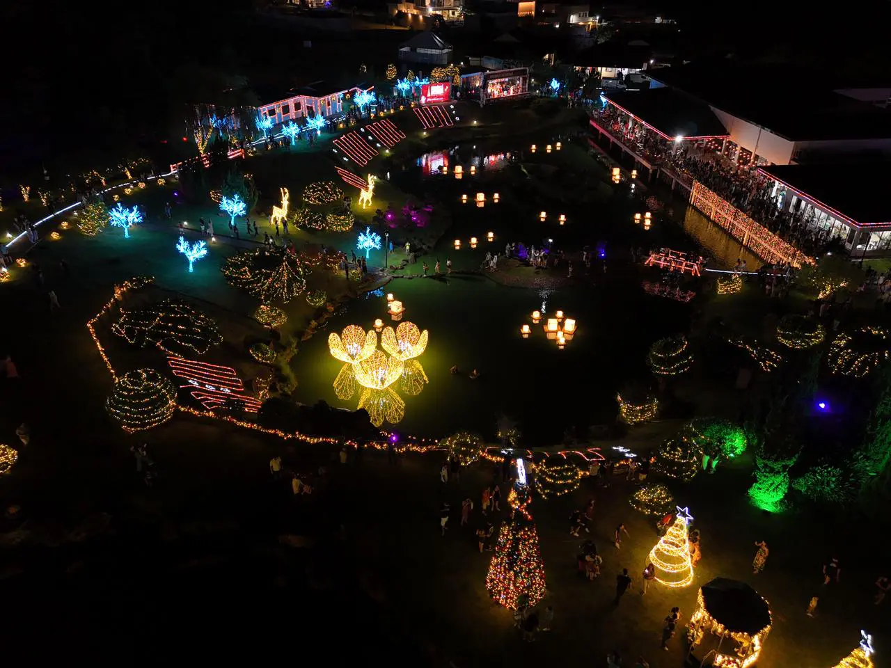 O Parque Iluminado de Maringá transforma a noite em cenário de cinema: luzes pulsam entre as árvores, cores dançam no ar e cada passo parece abrir uma nova página do Natal.