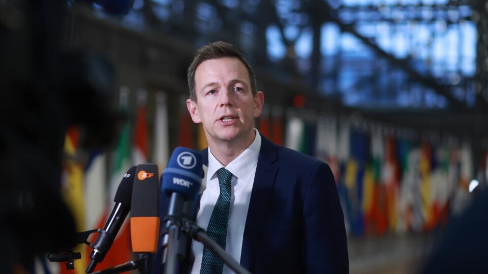 UE aprova centros para deportação e “solidariedade” para países que sofrem mais pressão migratória